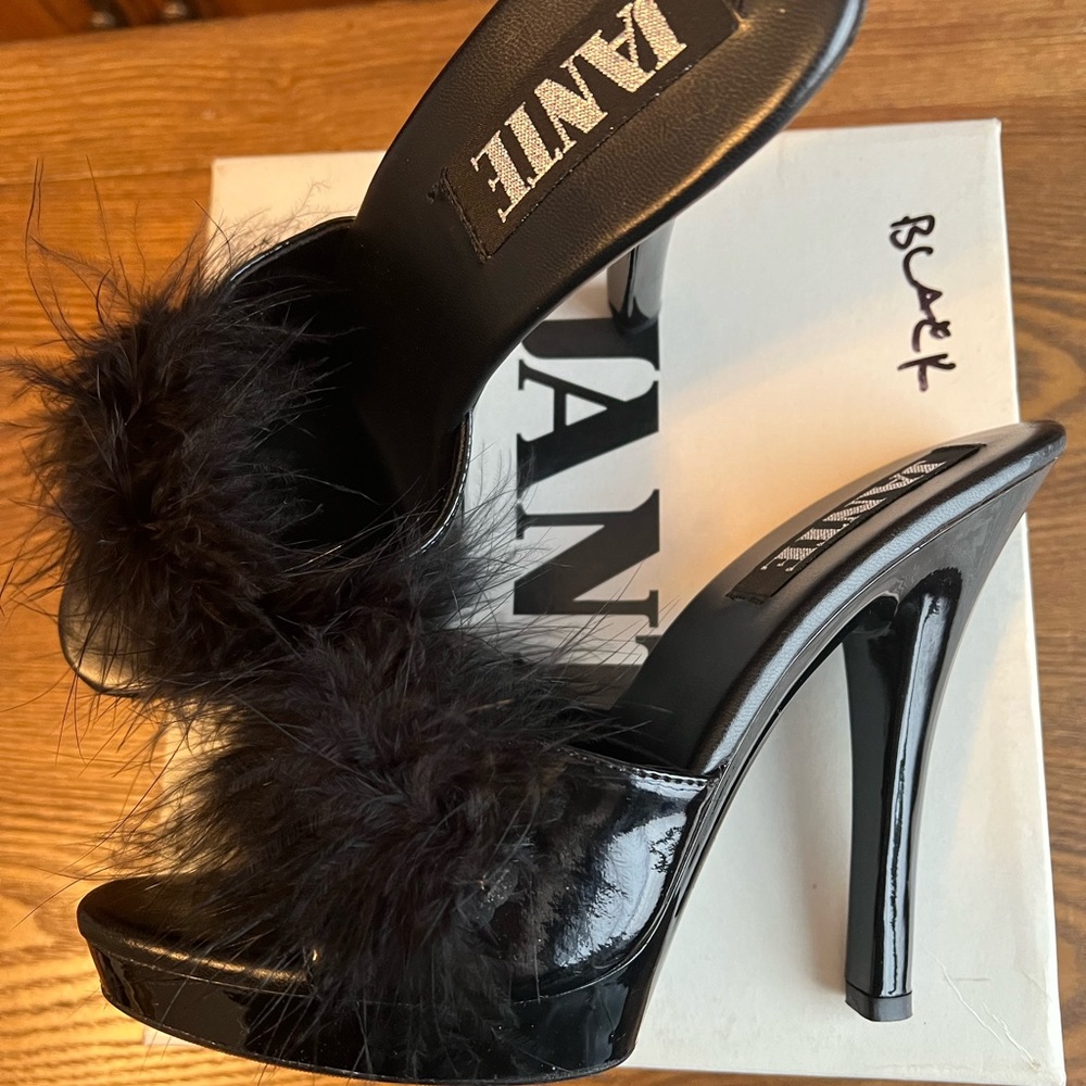 Jante feather sandals